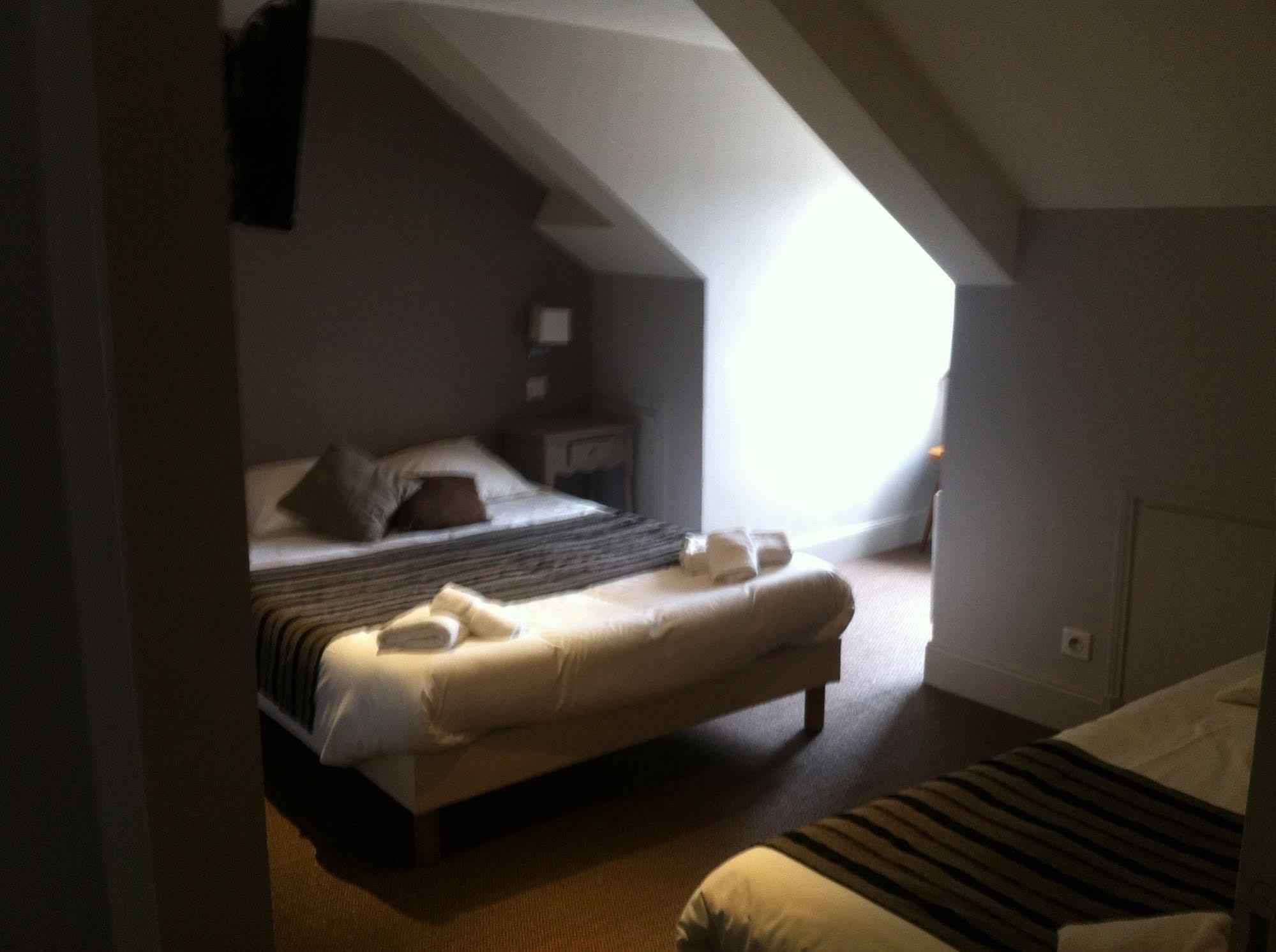 Hotel A La Croix De Malte لورد المظهر الخارجي الصورة